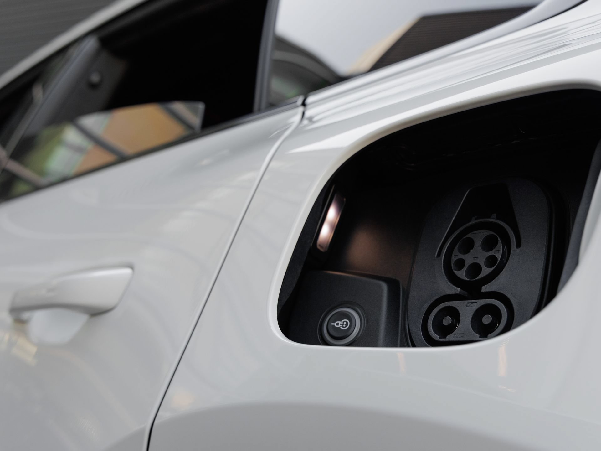 Certified 2025 Porsche Macan Turbo Electric AWD/4WD image 26