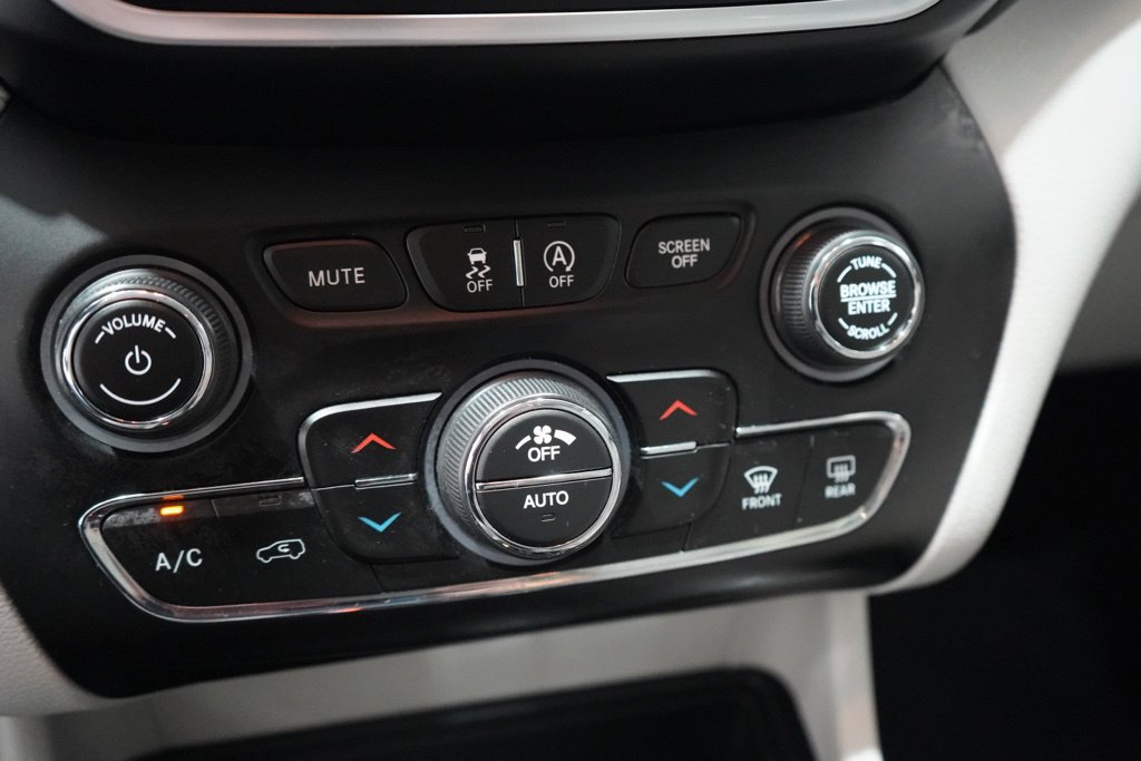 Used 2020 Jeep Cherokee Latitude Lux w/ Comfort/Convenience Group FWD image 28