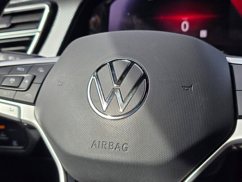 Used 2024 Volkswagen Atlas Cross Sport SEL R-Line AWD/4WD image 31