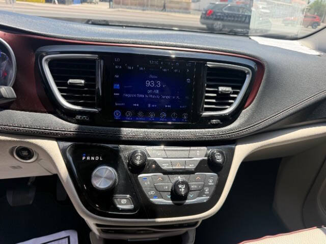 Used 2017 Chrysler Pacifica Limited w/ UConnect Theater Package FWD image 13