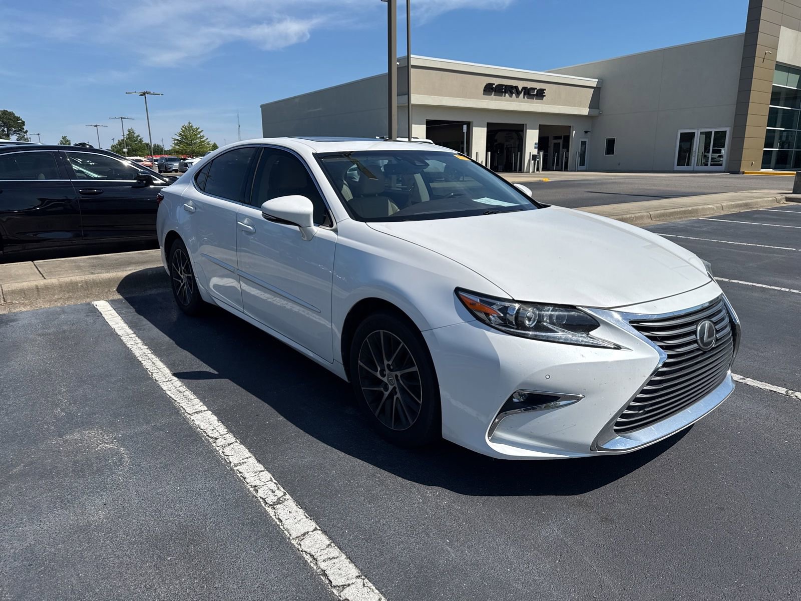 Used 2017 Lexus ES 350 w/ Luxury Package FWD image 1