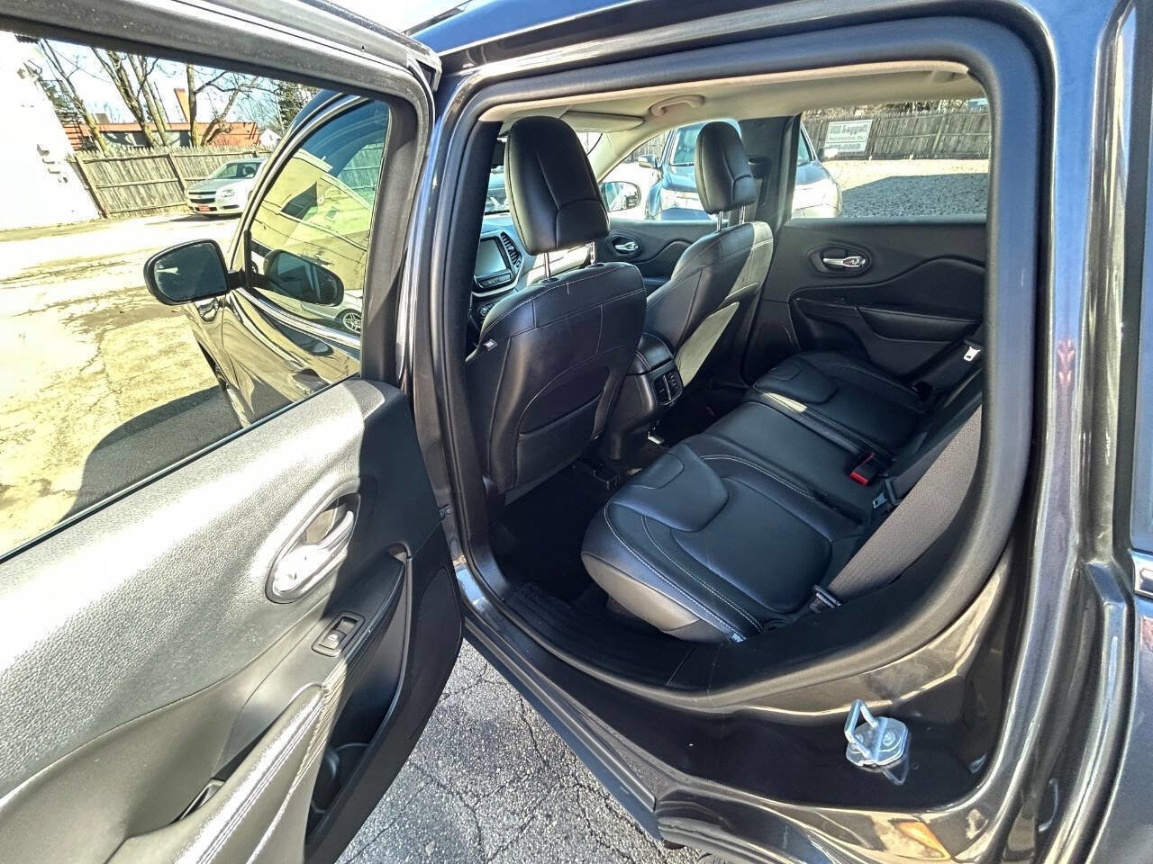 Used 2016 Jeep Cherokee Limited image 7