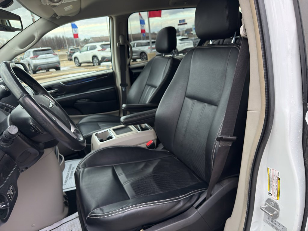 Used 2015 Chrysler Town & Country Touring-L w/ Driver Convenience Group FWD image 10
