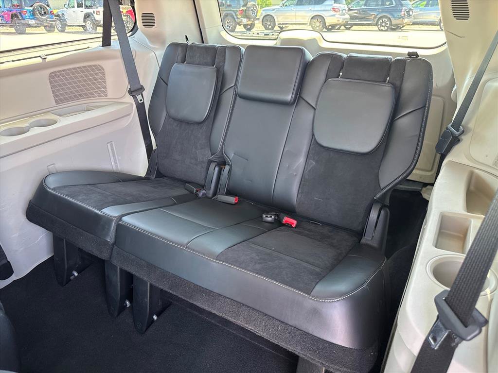 Used 2014 Chrysler Town & Country Touring-L FWD image 12