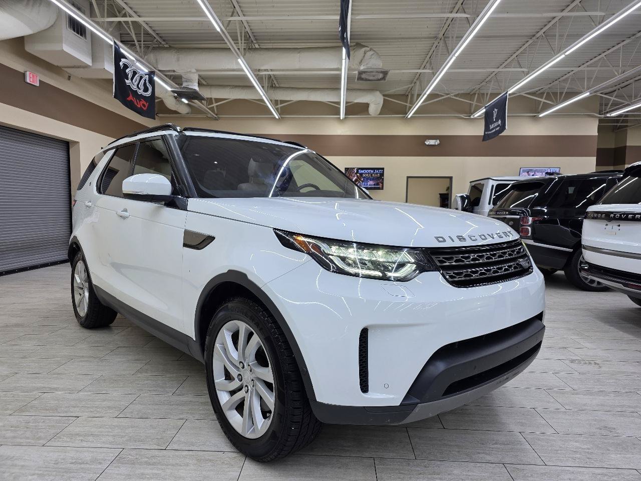 Used 2019 Land Rover Discovery SE AWD/4WD image 3