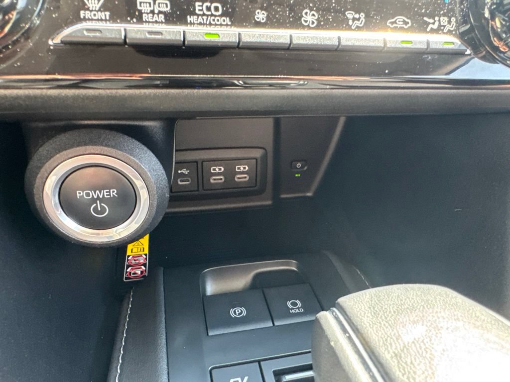 Used 2023 Toyota Venza LE AWD/4WD image 11