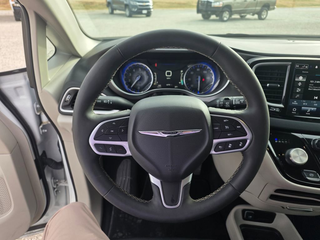 Used 2023 Chrysler Pacifica Touring-L image 12