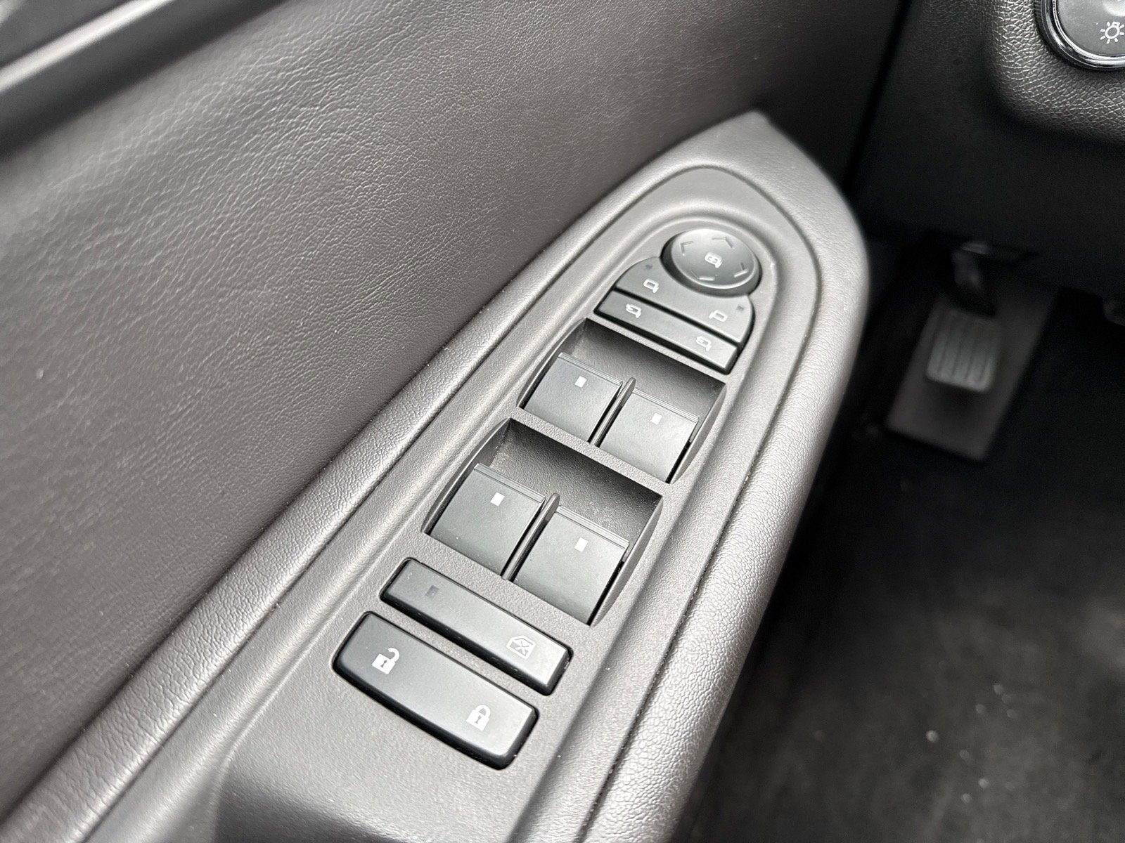 Used 2015 Chevrolet Traverse LTZ FWD image 22