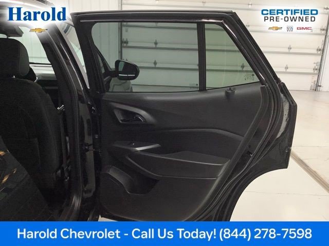 Used 2025 Chevrolet Trax RS FWD image 9