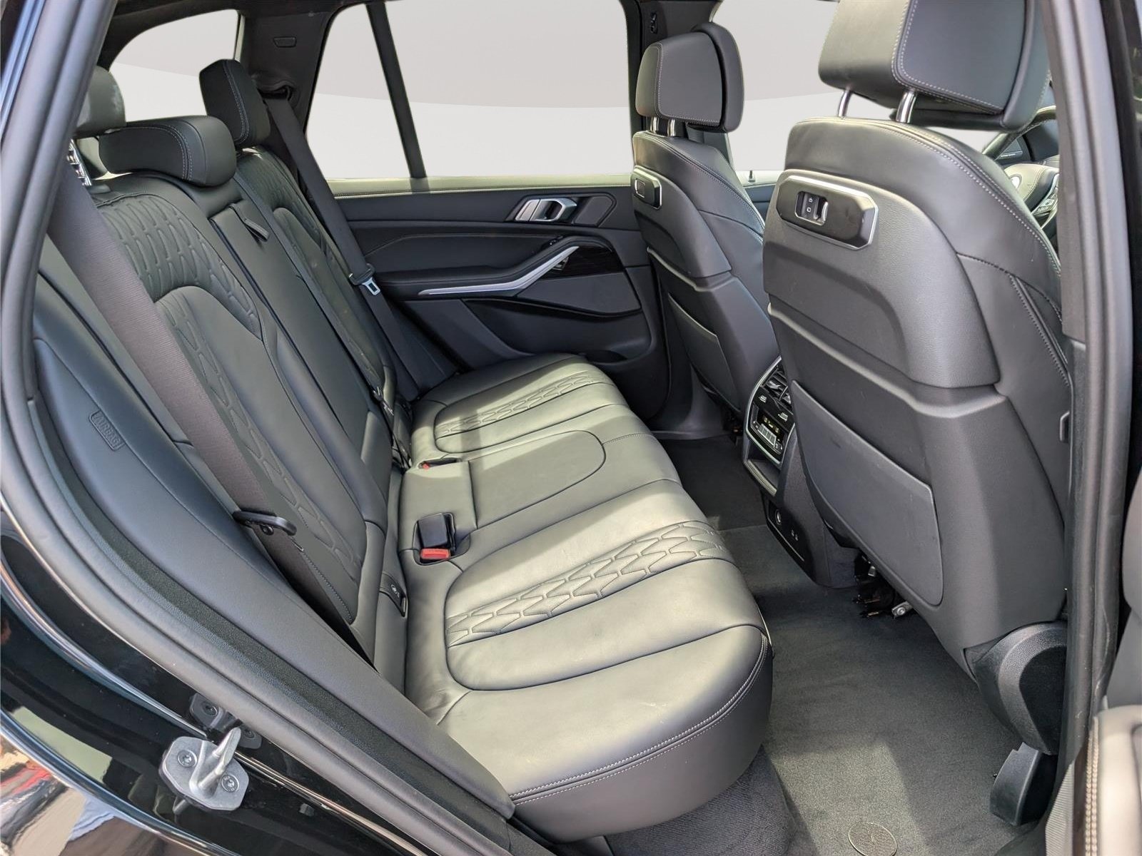 Used 2025 BMW X5 xDrive50e AWD/4WD image 13