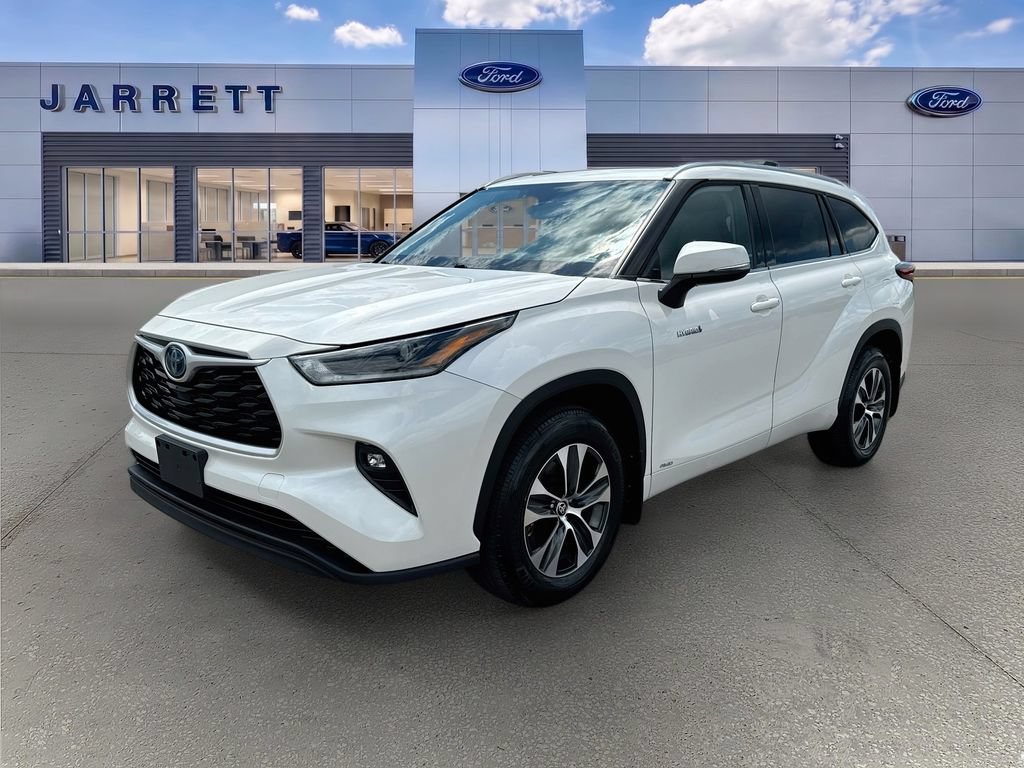 Used 2021 Toyota Highlander XLE AWD/4WD image 3