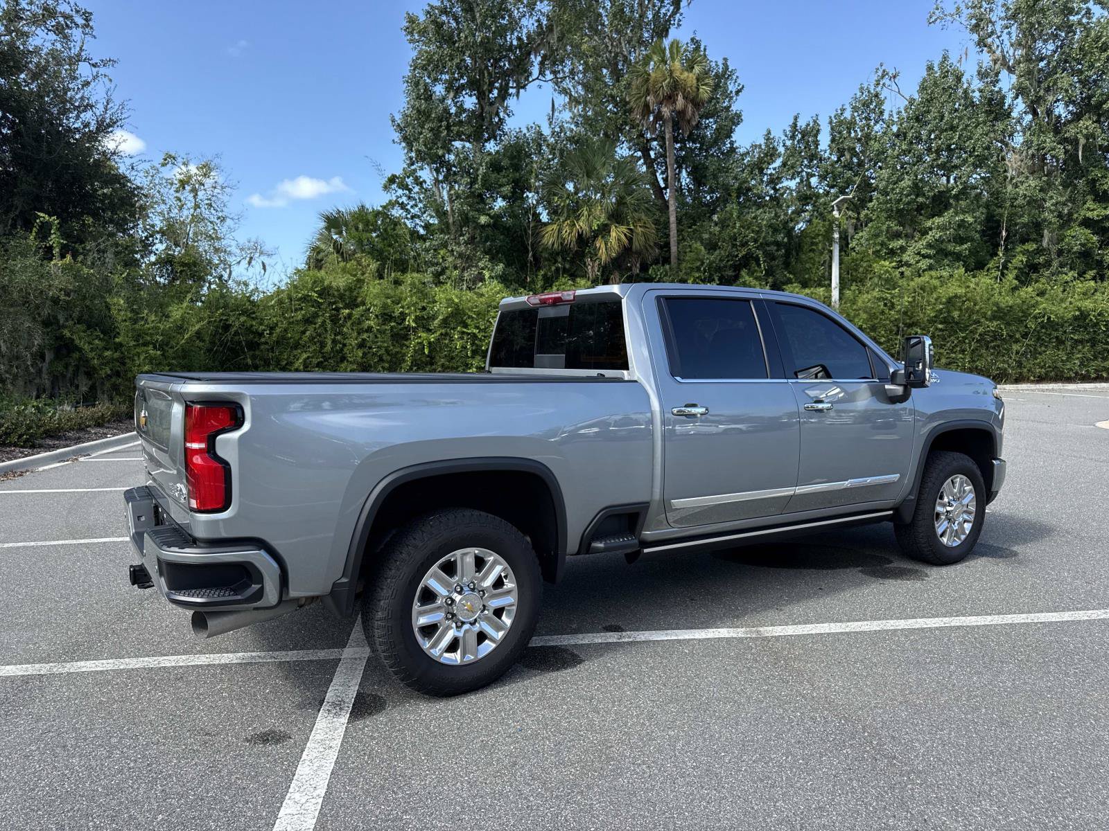 Used 2025 Chevrolet Silverado 2500 High Country w/ High Country Premium Package AWD/4WD image 3