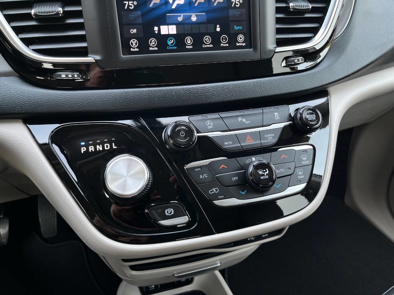 Used 2020 Chrysler Pacifica Touring-L image 32