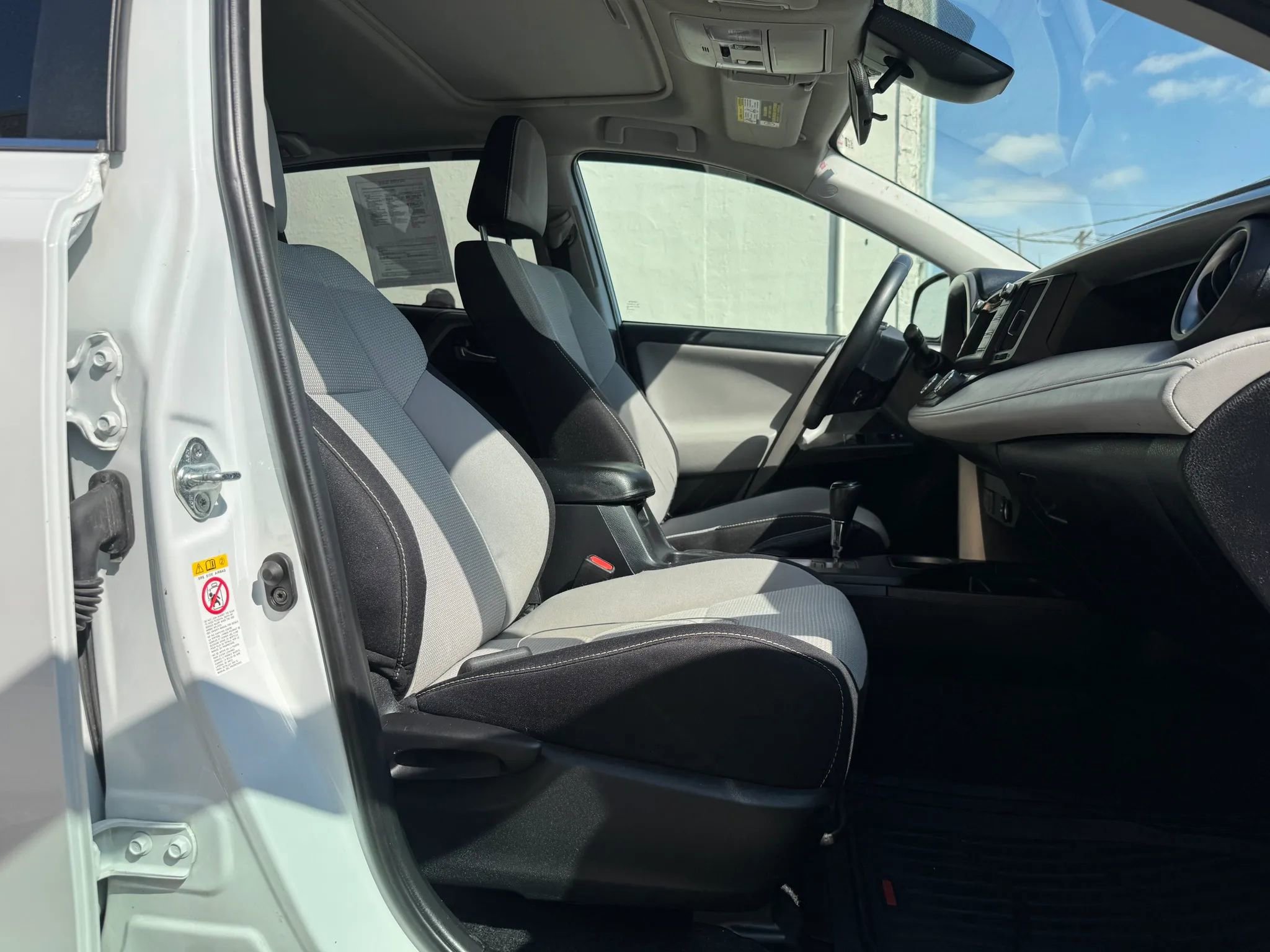 Used 2018 Toyota RAV4 XLE AWD/4WD image 22