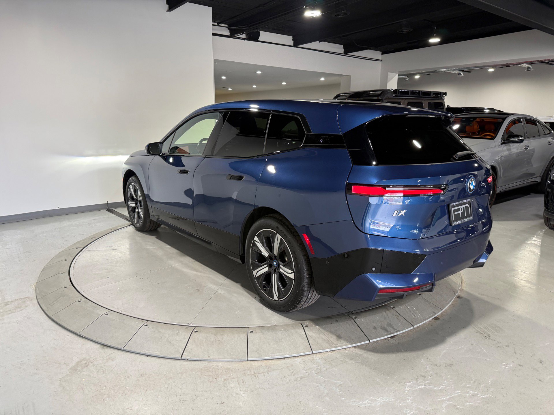 Used 2023 BMW iX xDrive50 w/ Sport Package AWD/4WD image 11