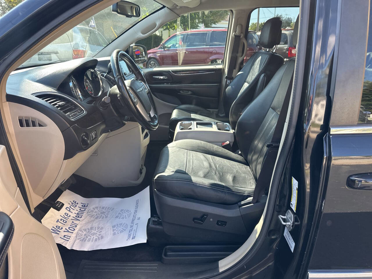 Used 2015 Chrysler Town & Country Touring image 18