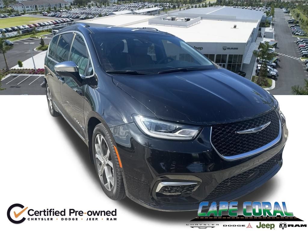 Used 2024 Chrysler Pacifica Pinnacle w/ Trailer Tow Group FWD image 1