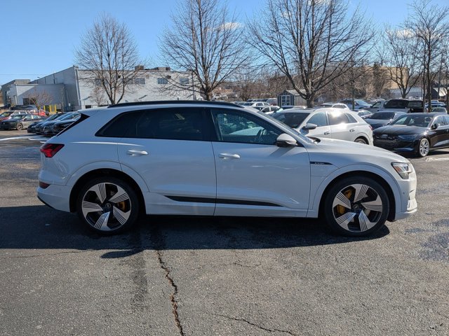 Used 2022 Audi e-tron Premium Plus w/ Premium Plus Package image 4