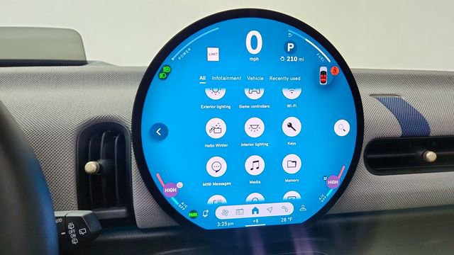 Used 2025 MINI Cooper 4-Door Hardtop image 45