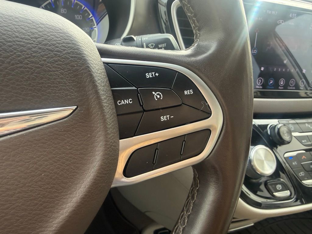 Used 2018 Chrysler Pacifica Touring-L image 17
