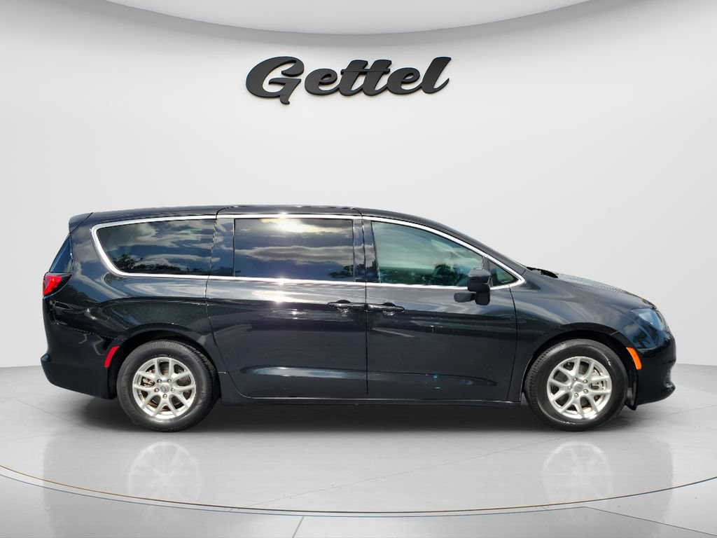 Used 2023 Chrysler Voyager LX FWD image 4