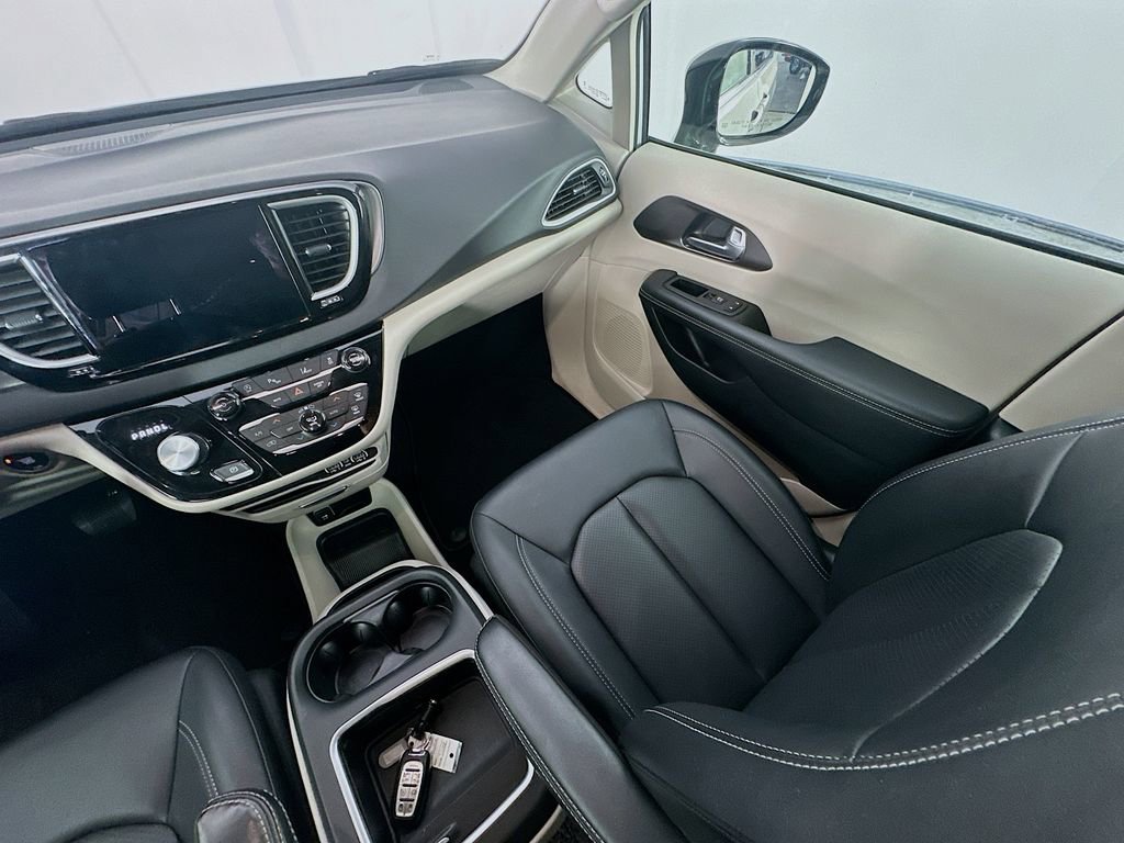 Used 2024 Chrysler Pacifica Touring-L FWD image 11