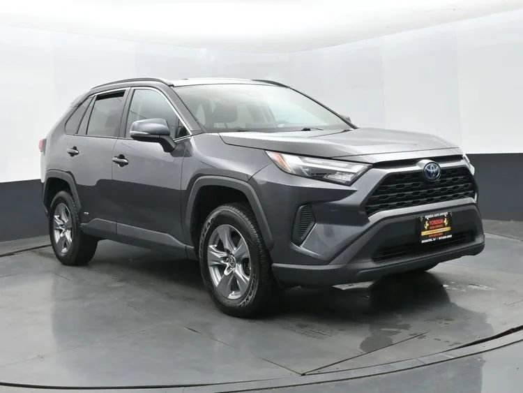 Used 2022 Toyota RAV4 XLE AWD/4WD image 2