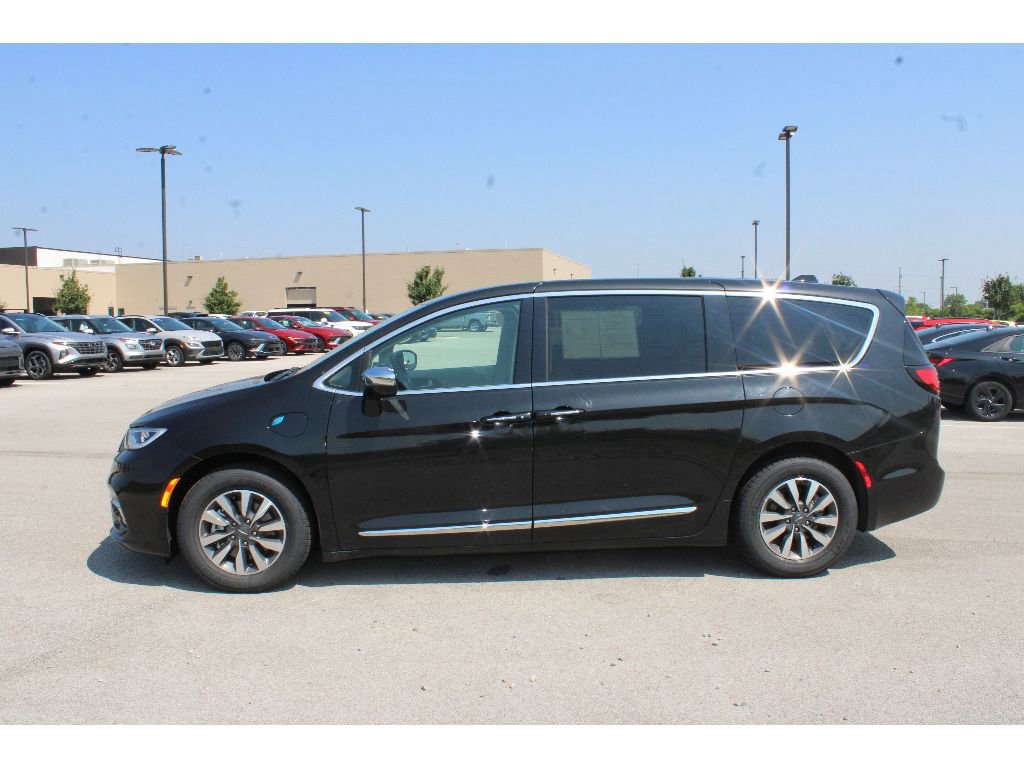 Used 2023 Chrysler Pacifica Limited image 2
