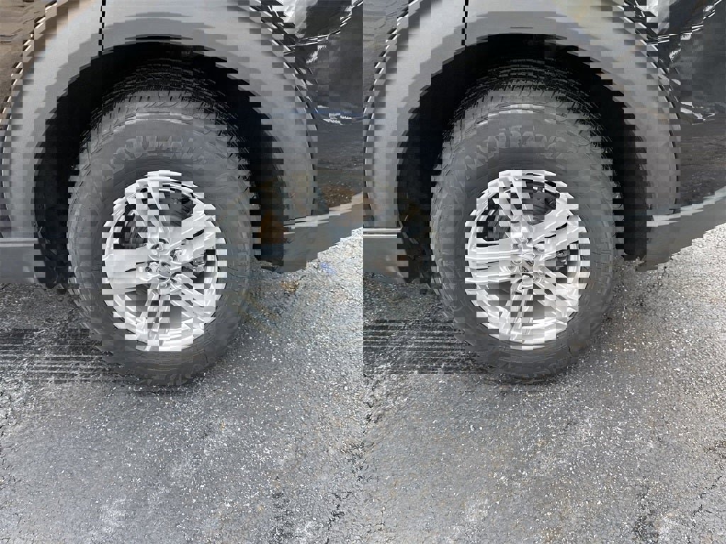 Used 2022 Ford Explorer XLT w/ Equipment Group 202A image 7