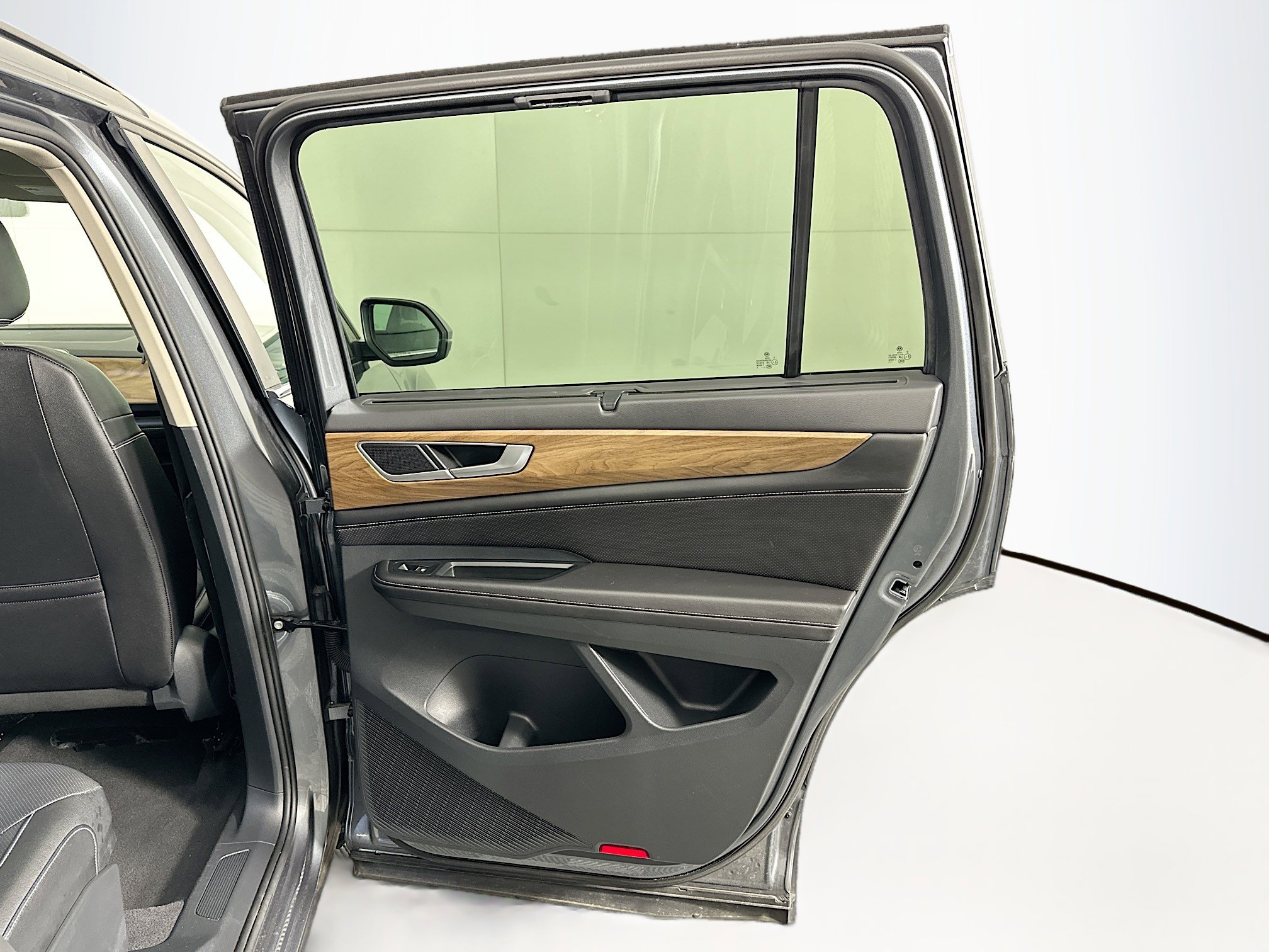 Used 2025 Volkswagen Atlas SE image 31