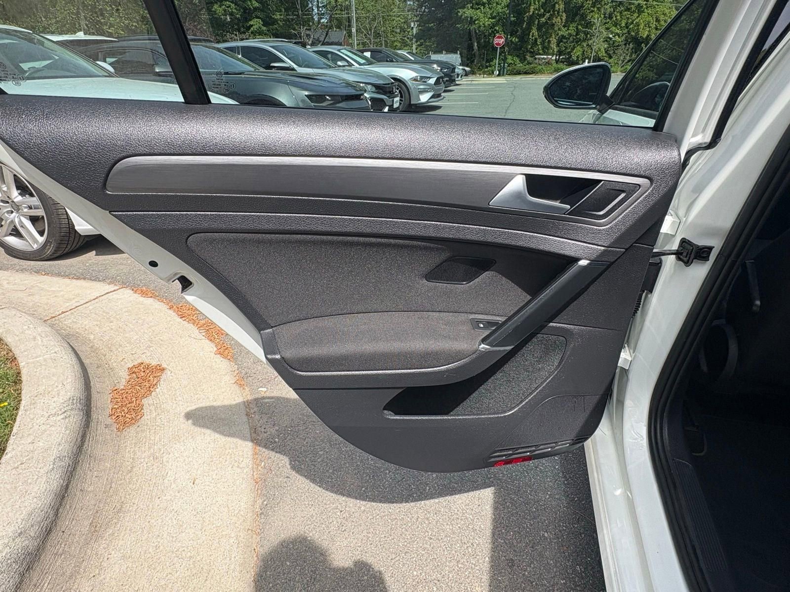 Used 2019 Volkswagen Golf S image 21