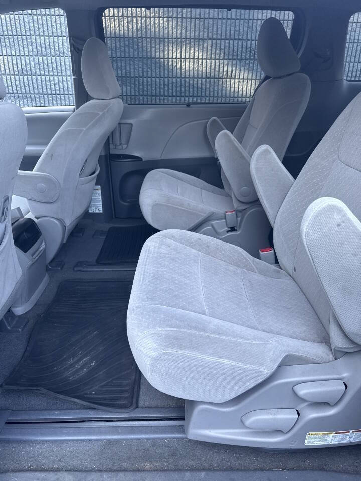 Used 2017 Toyota Sienna LE AWD/4WD image 11