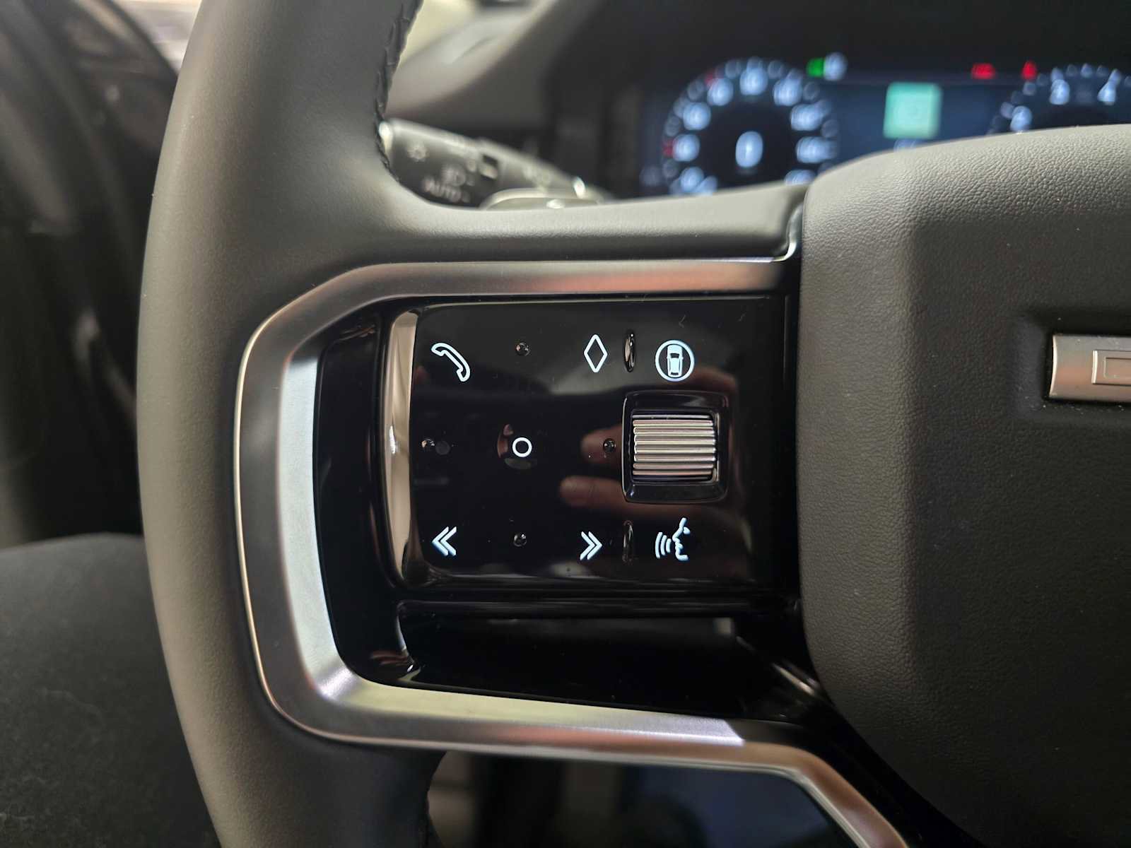 Used 2025 Land Rover Discovery Sport S image 33