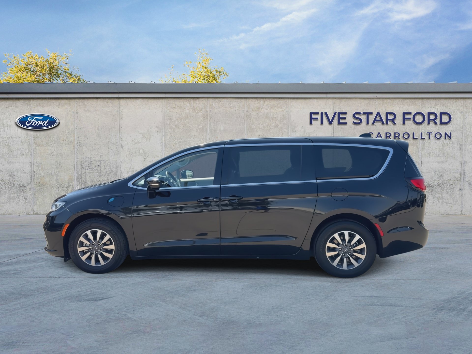 Used 2024 Chrysler Pacifica Limited FWD image 5