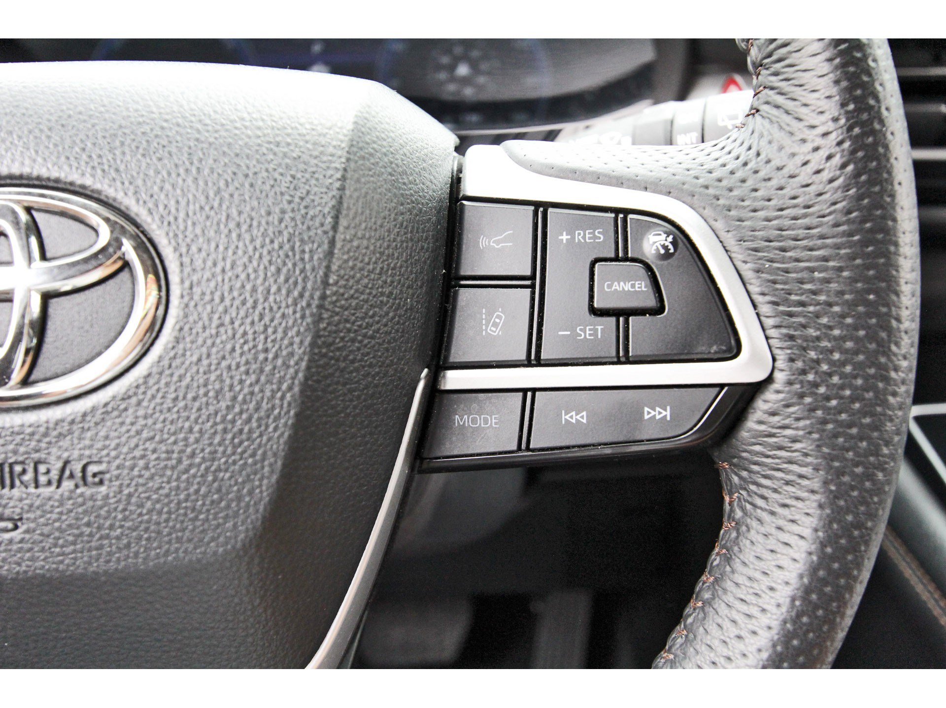 Used 2025 Toyota Sienna Limited AWD/4WD image 20