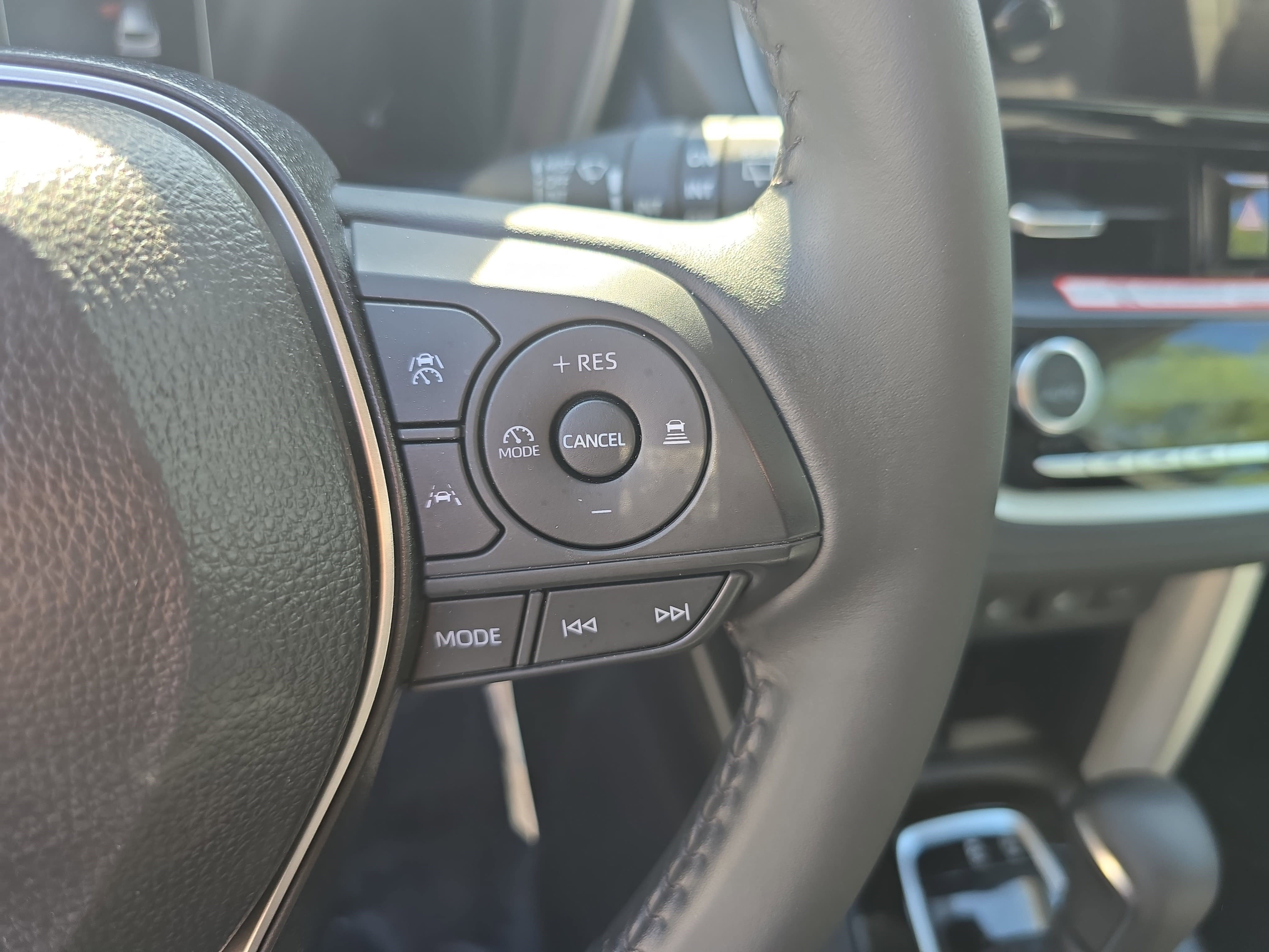 Used 2025 Toyota Corolla Cross XLE w/ Convenience Package image 19