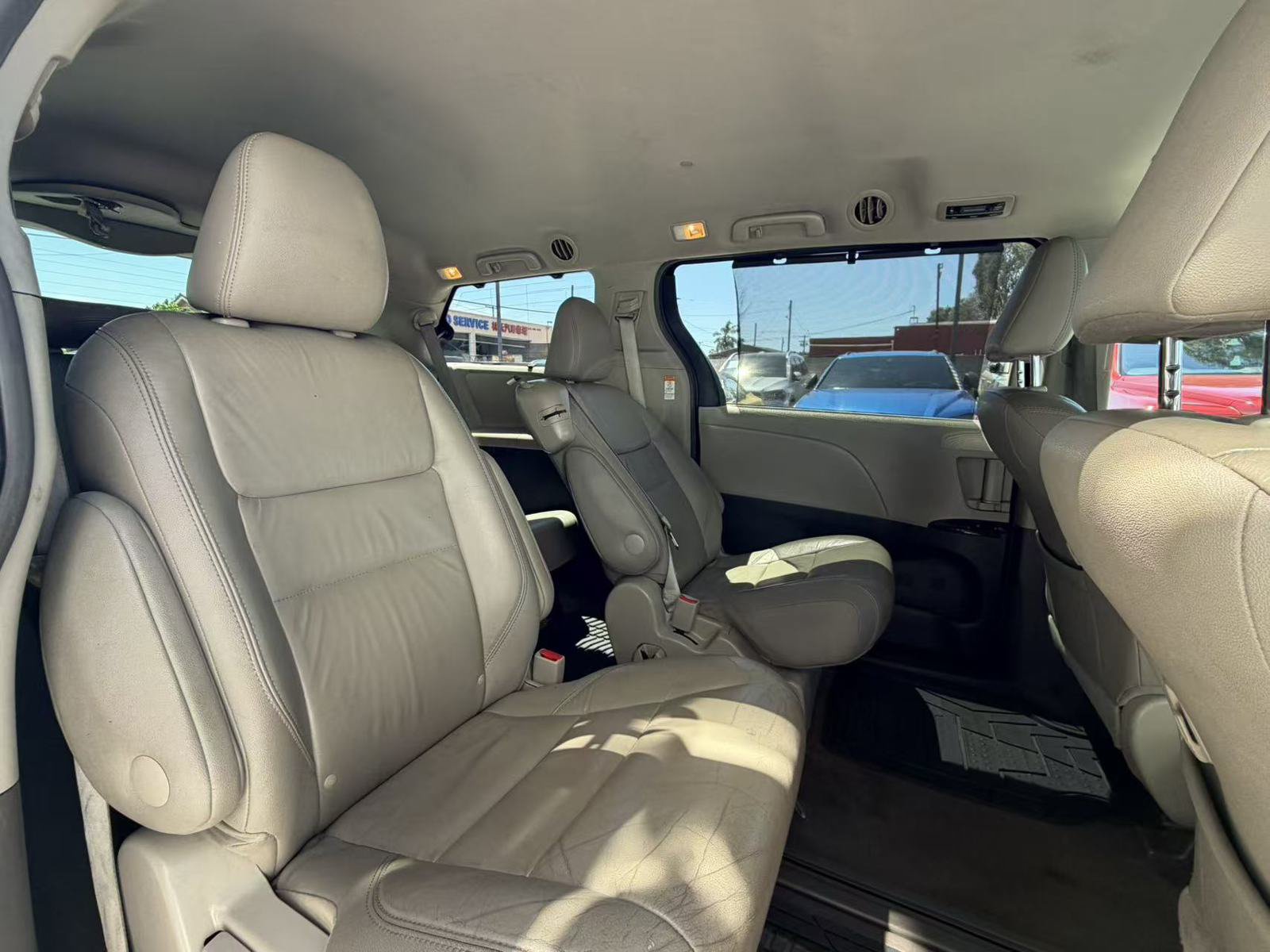Used 2016 Toyota Sienna XLE w/ XLE Navigation Package FWD image 10