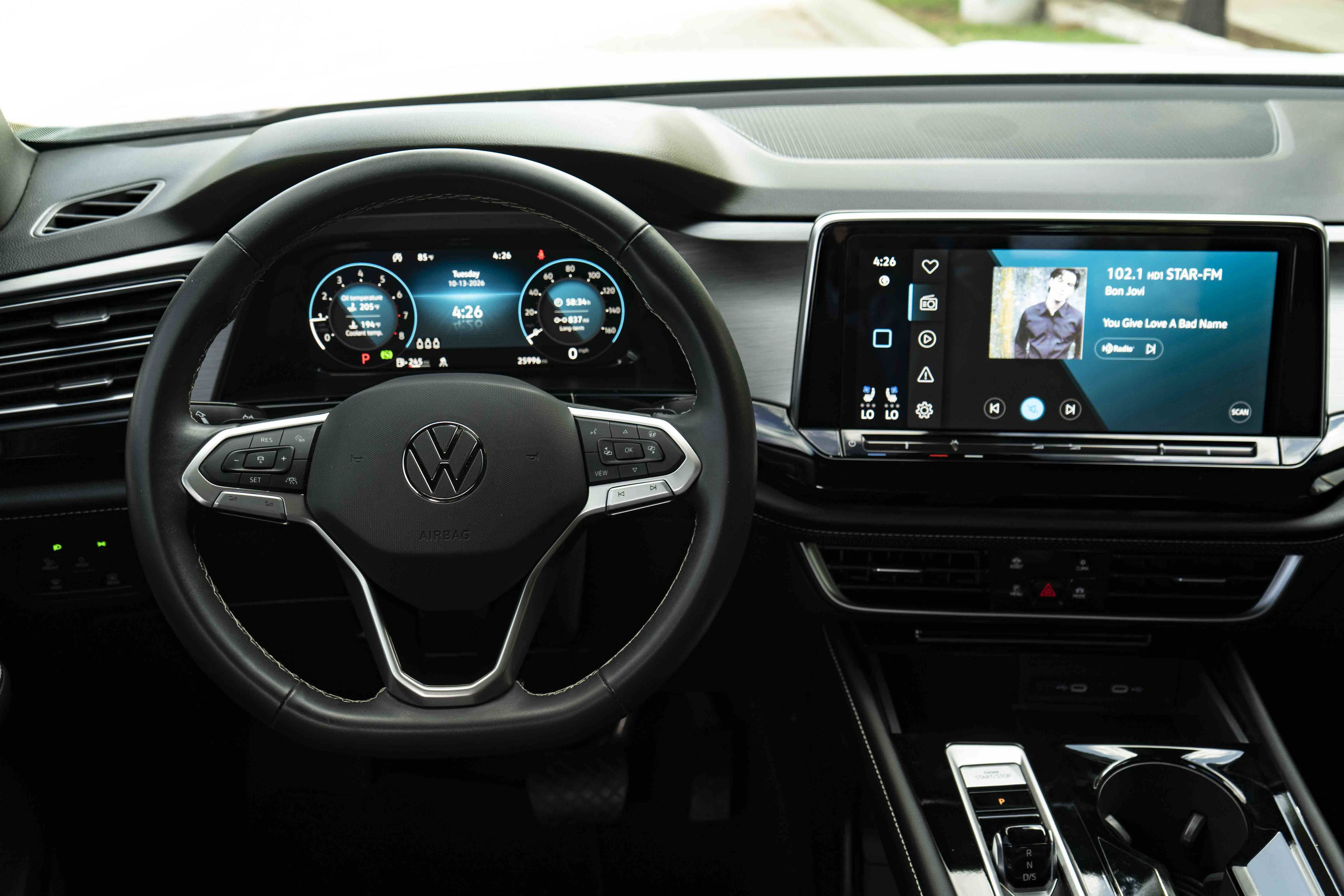Certified 2024 Volkswagen Atlas Cross Sport SE w/ Panoramic Sunroof Package FWD image 18