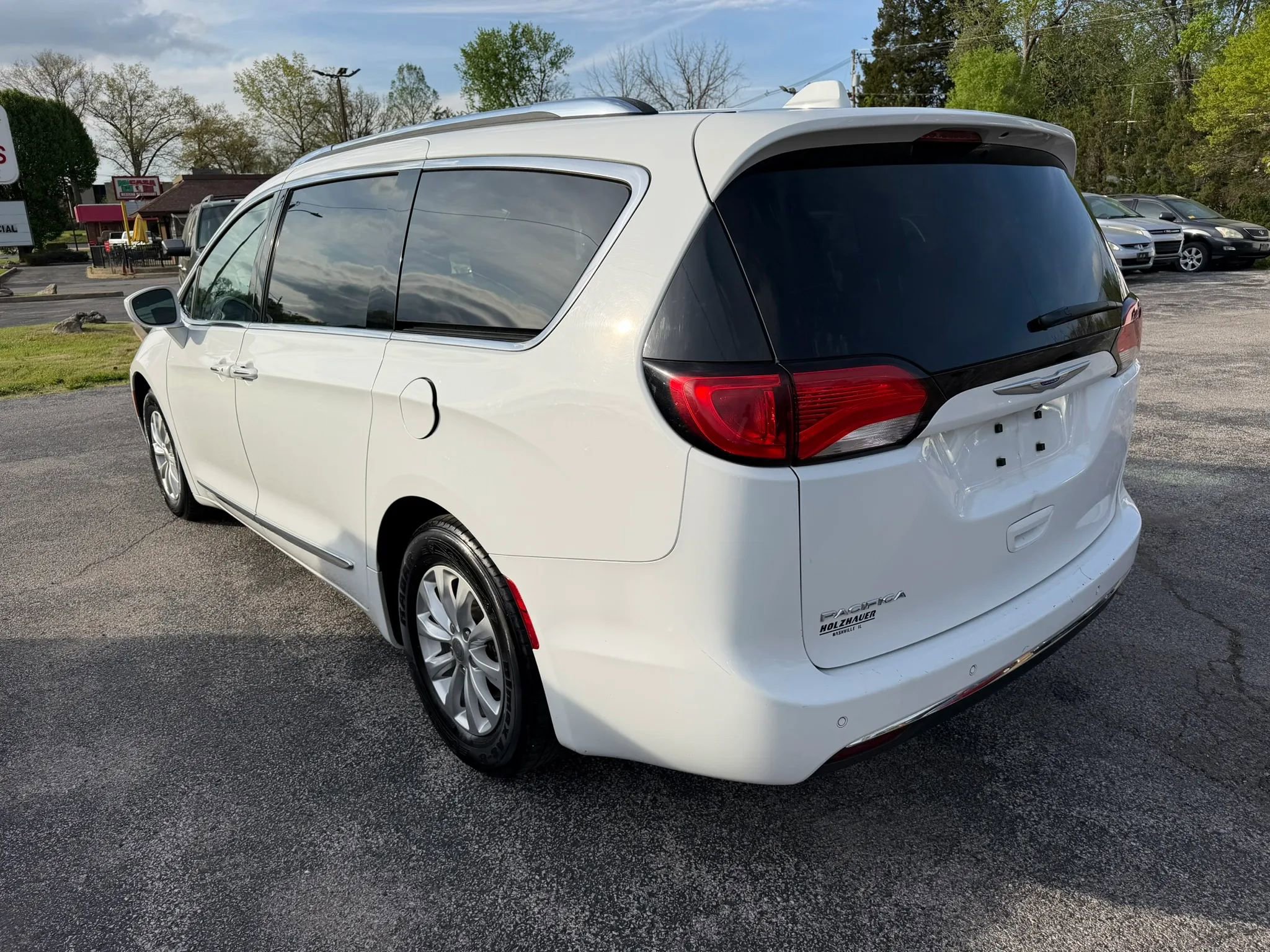 Used 2018 Chrysler Pacifica Touring-L Plus FWD image 10