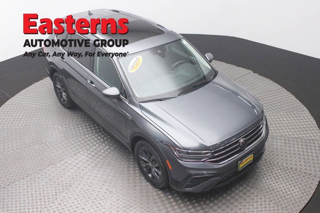 Used 2022 Volkswagen Tiguan SE w/ Panoramic Sunroof Package image 3