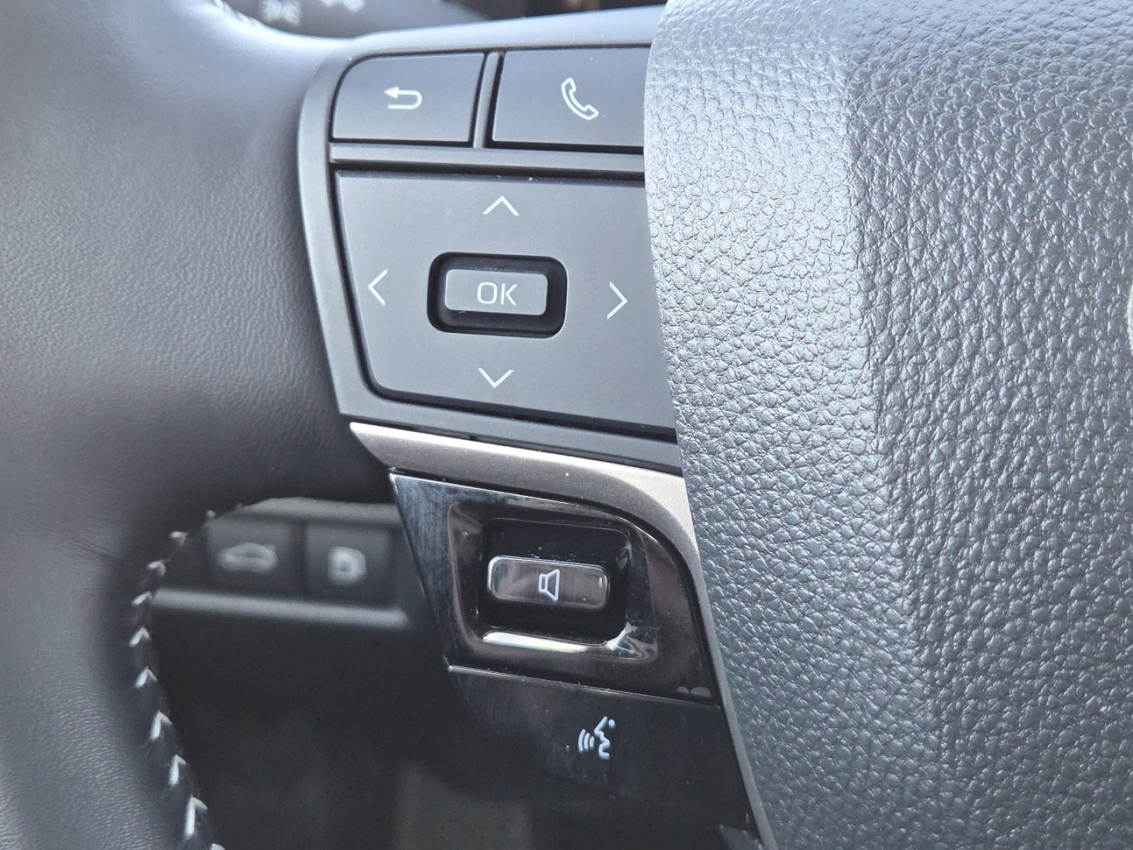 Used 2025 Toyota Camry SE image 29