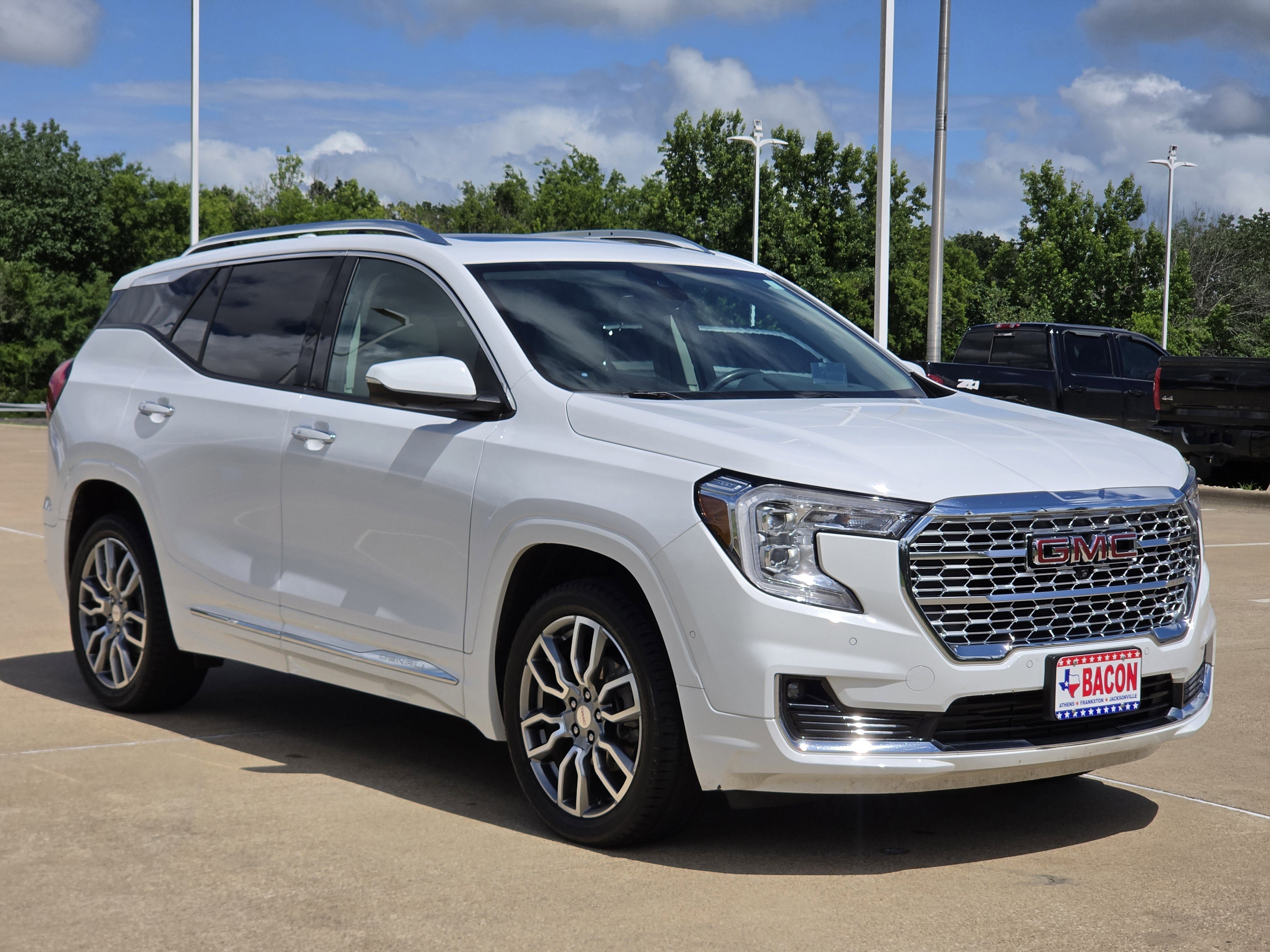 Used 2022 GMC Terrain Denali w/ Denali Premium Package AWD/4WD image 3