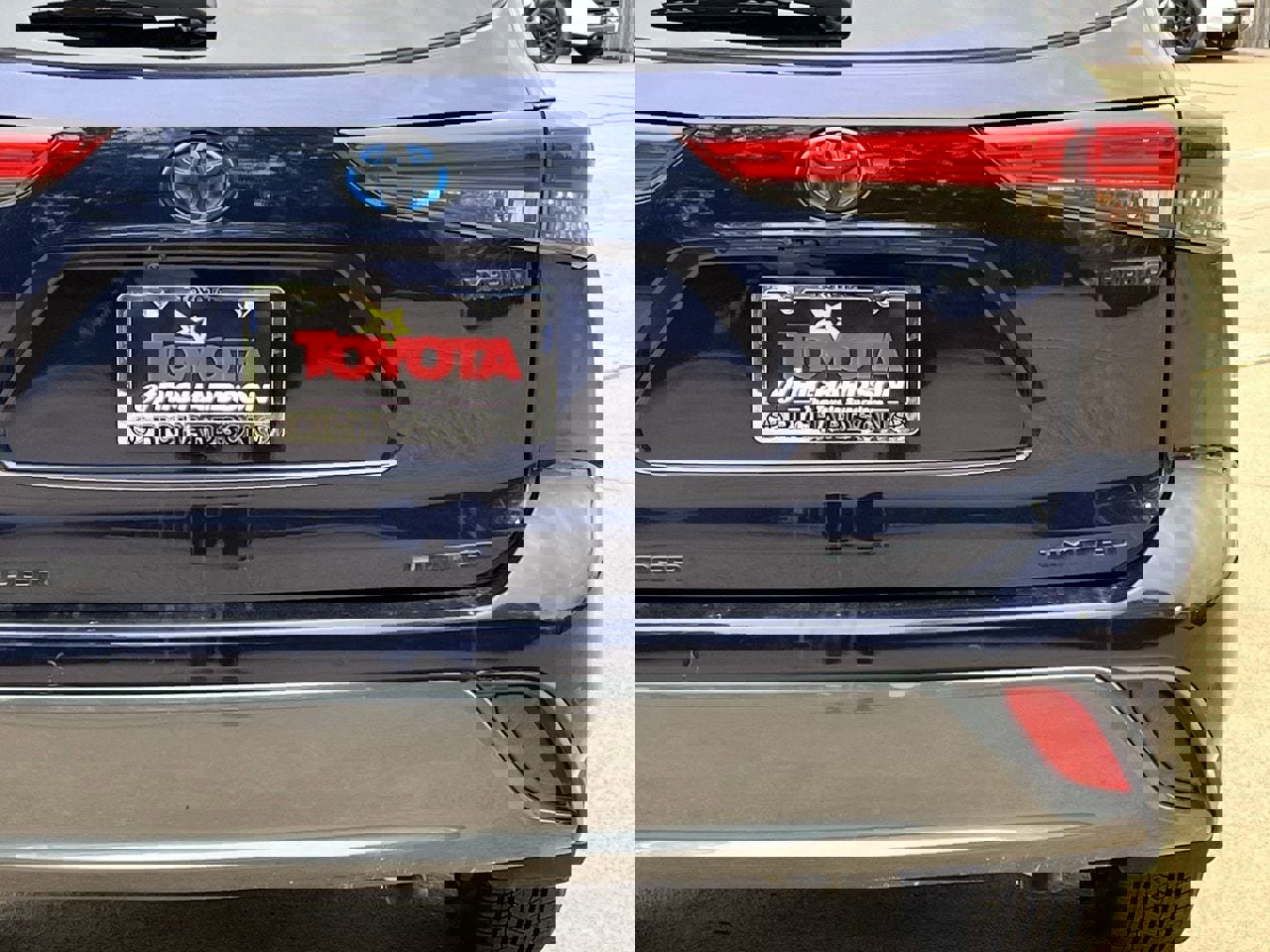 Used 2021 Toyota Highlander Limited image 6