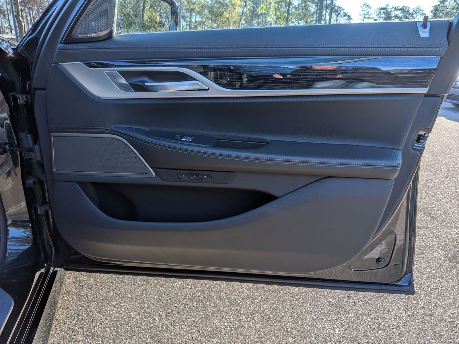 Used 2022 BMW 740i xDrive w/ M Sport Package image 36