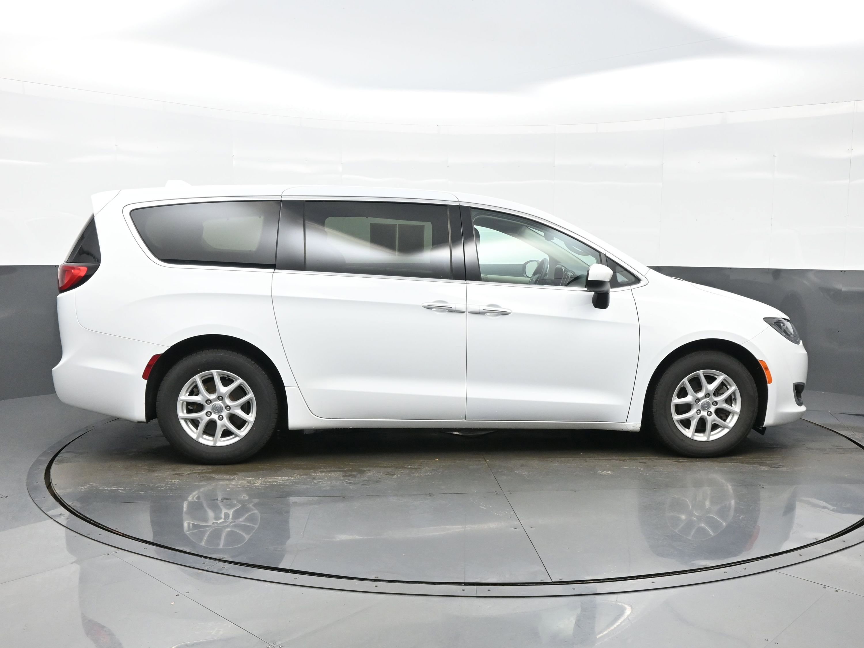 Used 2017 Chrysler Pacifica Touring Plus image 7