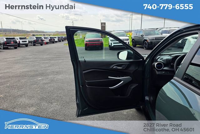 Used 2025 Chevrolet Trax LS w/ LS Convenience Package FWD image 14
