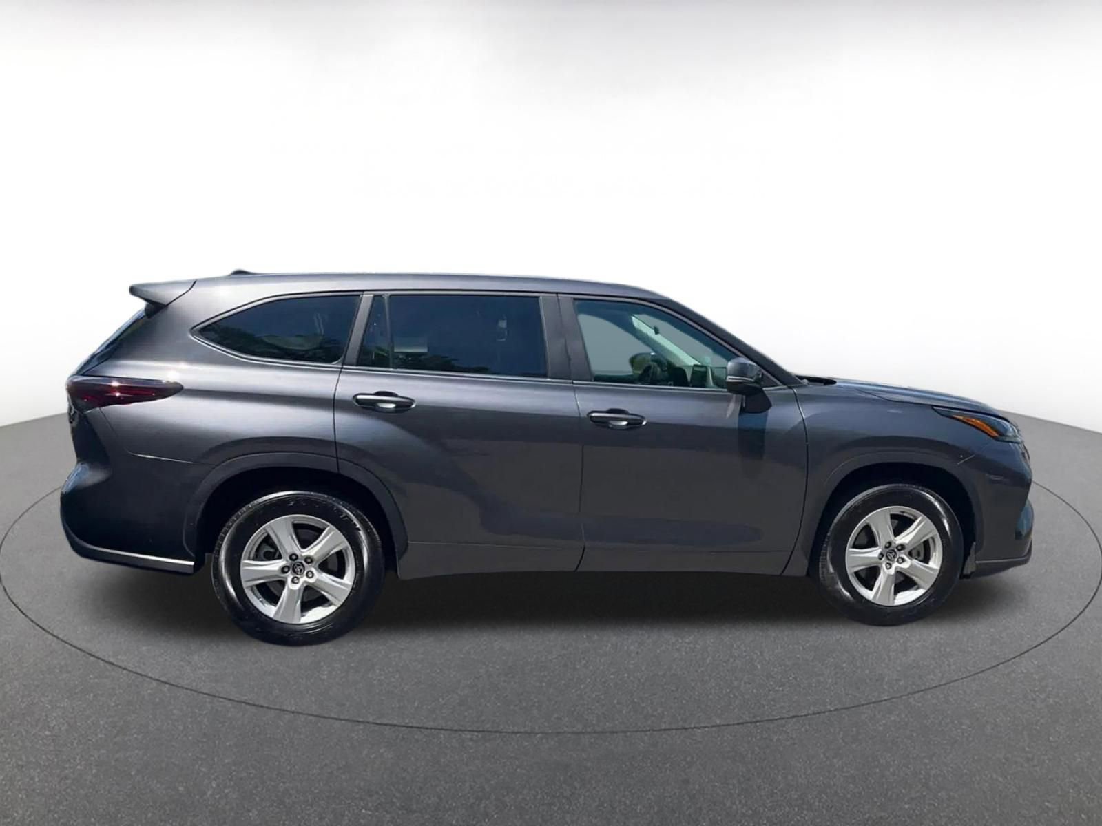 Used 2025 Toyota Highlander LE FWD image 16
