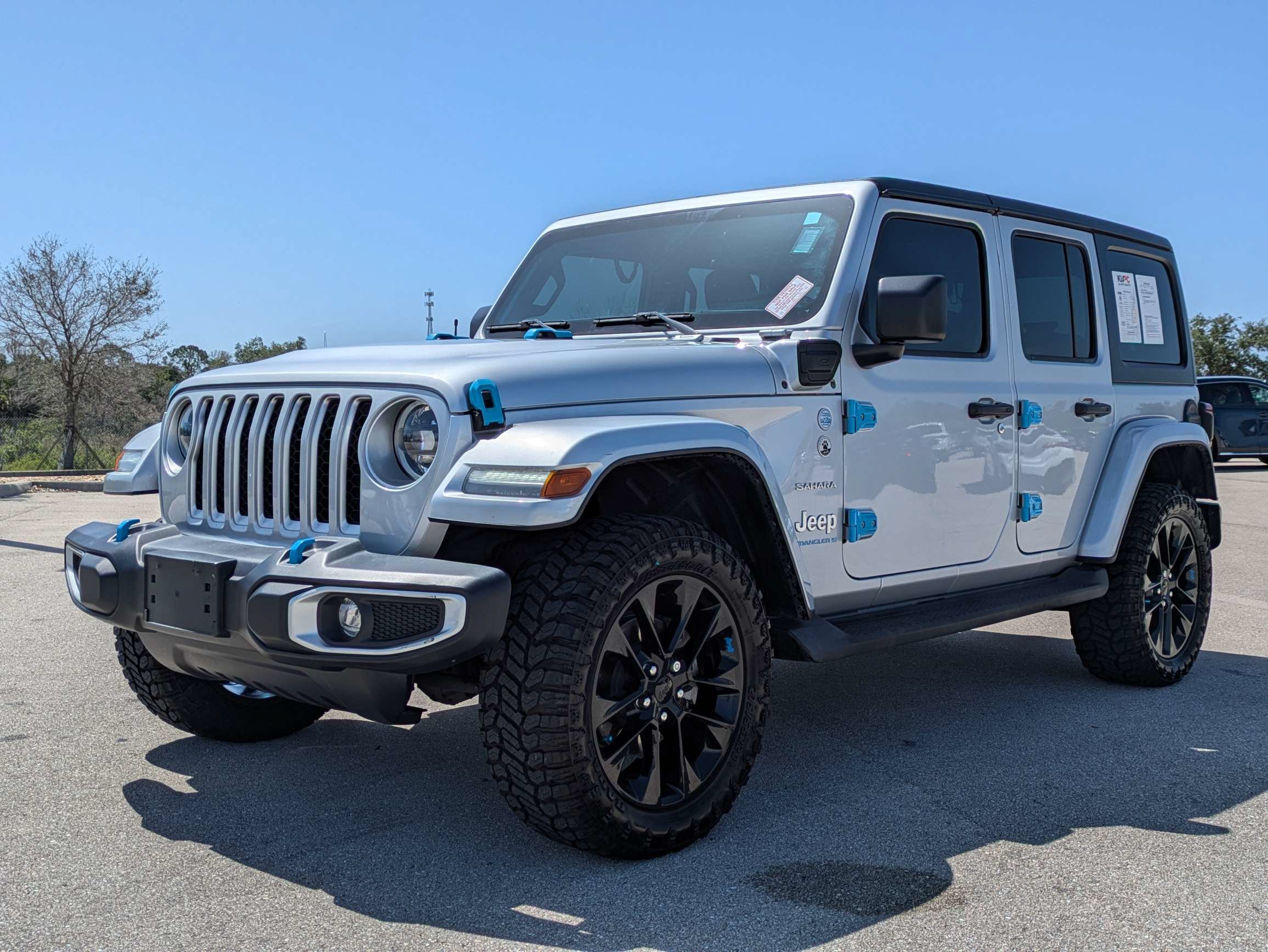 Used 2023 Jeep Wrangler Unlimited Sahara w/ Cold Weather Group AWD/4WD image 9
