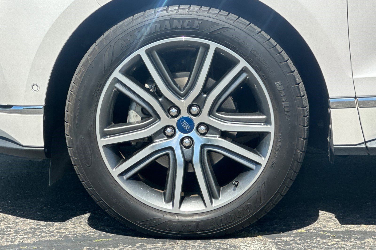 Used 2019 Ford Edge Titanium image 38