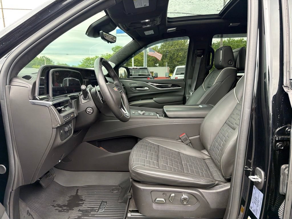Used 2024 Cadillac Escalade V w/ LPO, ONYX Package AWD/4WD image 9